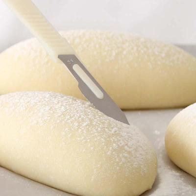 Schneidemesser, praktischer europäischer Patisserie-Brotschneider für Baguettebrot, Gebäckschneidewerkzeuge mit Kohlenstoffstahlklinge und PP-Schaft