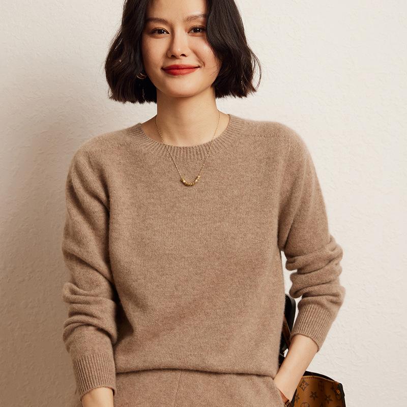 Versatile Cashmere Sweater: Women's Long Sleeve, Round Neck, Comfortable, Loose Fit, Solid Color, Lazy Knit for Autumn and Winter.
