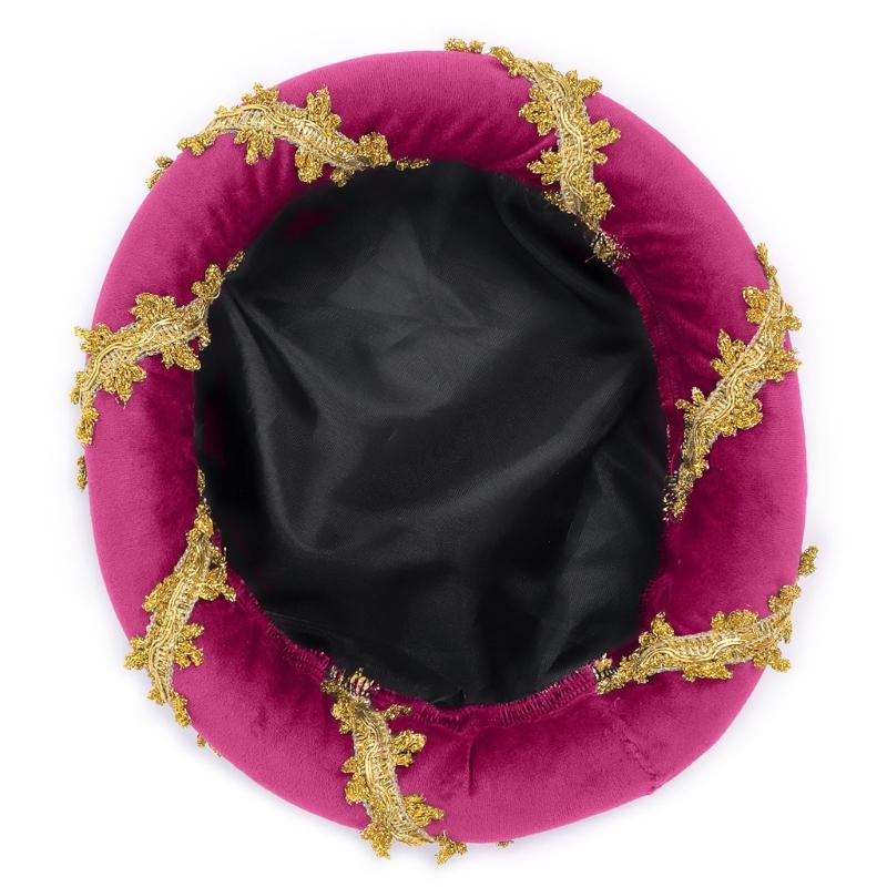 Cappello a cuffia imbottito in velluto rinascimentale con delicato bordo dorato per costumi medievali e rappresentazioni teatrali