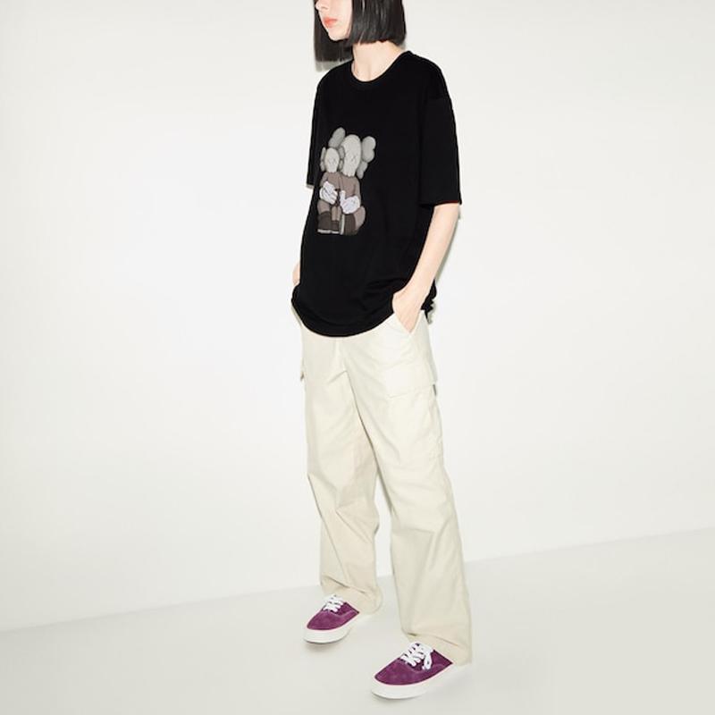 Uniqlo X Kaws Spolupráce SS23 Objímající panenka Potisk Kulatý výstřih Krátký rukáv Tričko Unisex Top Černá 467775-09