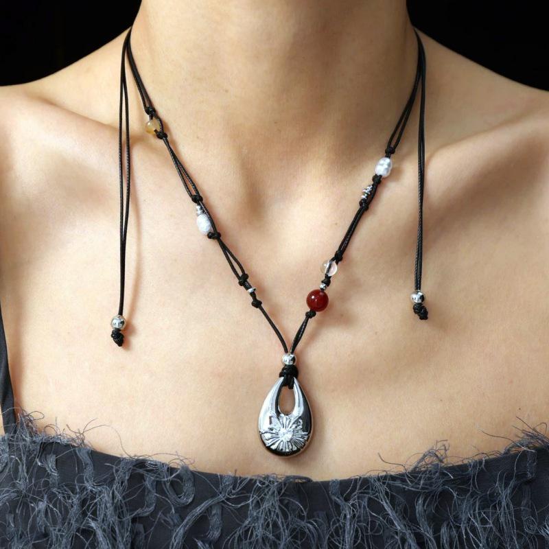 Collana Pendente Goccia d'Acqua Etnica in Metallo Fatto a Mano con Lunga Catena Intrecciata