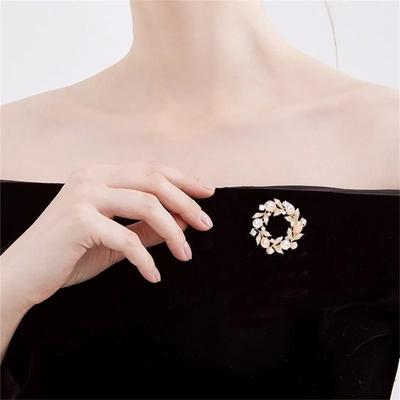 Fashionable Retro Pearl Studded Diamond Brooch