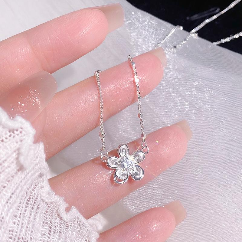 Słodki naszyjnik z kwiatów dla kobiet w nowym stylu: Prosty, modny, wykwintny, mały i świeży temperament