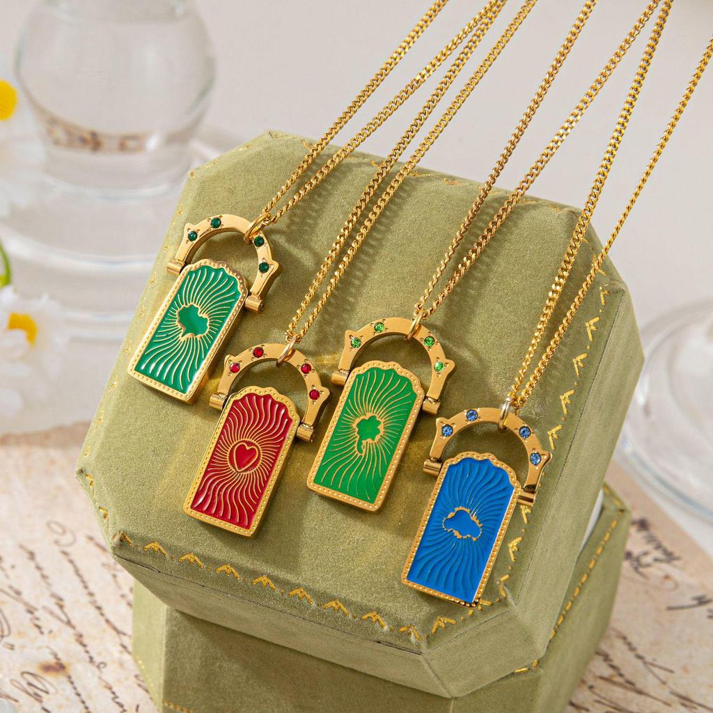 Heart-Shaped Electroplated Rotating Four-Leaf Clover Tree of Life 18K Gold Tarot Card Titanium Steel Necklace