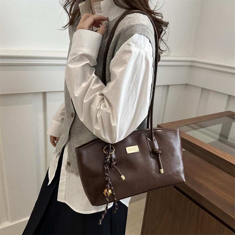 Retro Shoulder Elegant Bag For Women Featuring Spacious Design In Multiple Colors