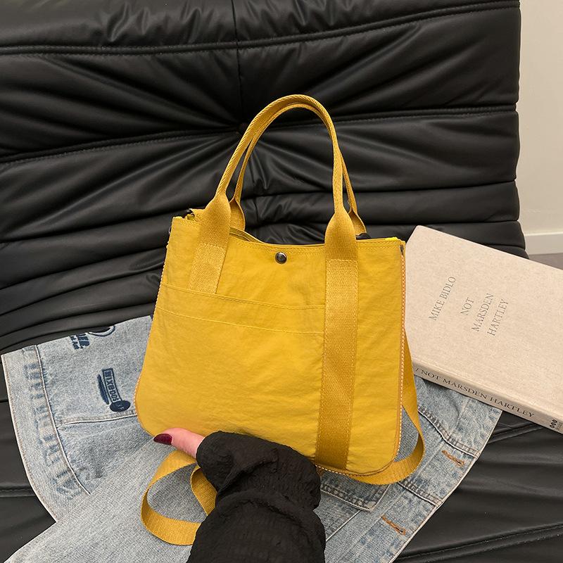 Casual large-capacity bag women's new versatile and lightweight shoulder messenger bag simple commuter tote bag