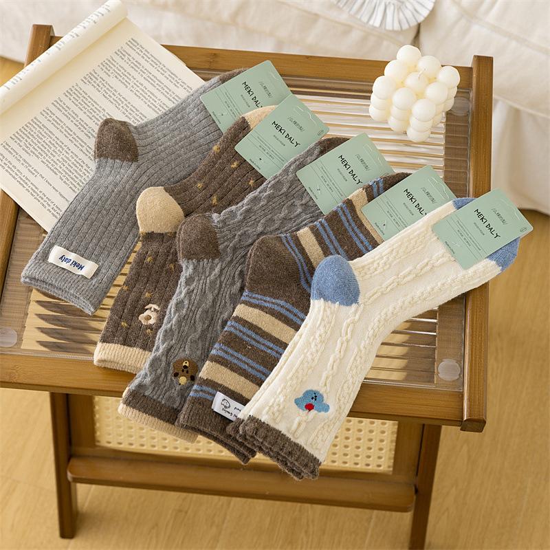 Coffee-brown Wool Mid-calf Socks for Women's Autumn and Winter, Featuring Cartoon Bear Embroidery and Retro Warm Long Calf Socks