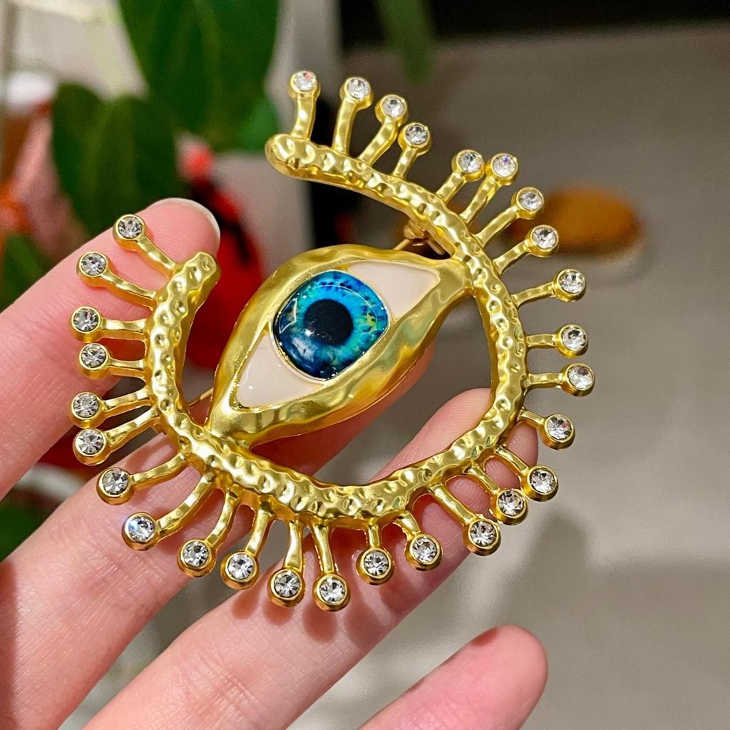 British Style Metal Eyeglasses Brooch - Unisex Retro Woolen Coat Accessory for Women