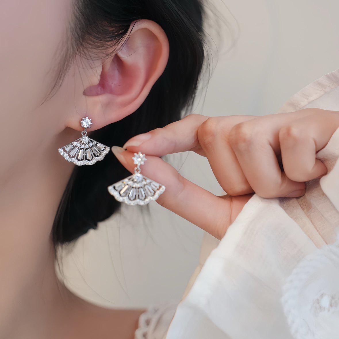 Серьги-гвоздики в форме веера с цирконами: Минималистичный корейско-китайский дизайн, Роскошное ощущение высокого класса