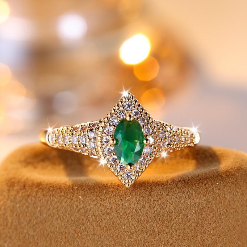 Retro famous style exquisite texture inlaid with emerald edge white diamond ring retro luxury
