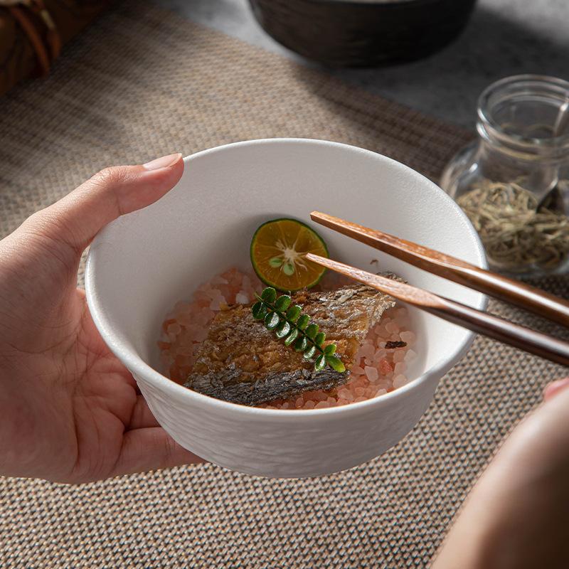 Vaisselle créative japonaise Hôtel commercial bol à riz maison bol en céramique simple noir et blanc nouvelle nourriture pour une personne.