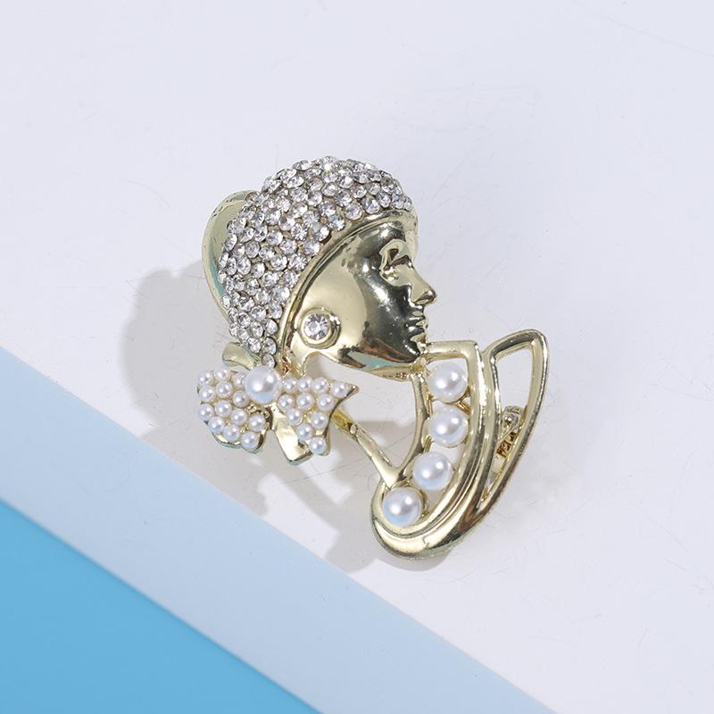Fashion And Creative Girl Brooch Wearing Pearl Earrings, High-End And Simple Temperament With Jewelry Collar Pin