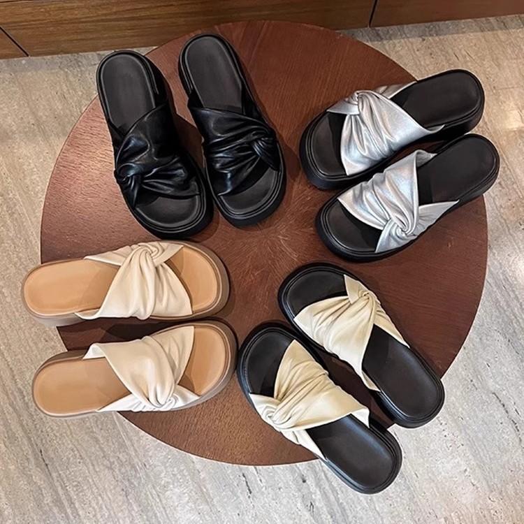 Comfortable, thick-bottomed heightening pleated slippers women's 2025 new Korean version of versatile flat-bottomed one-word sandals summer wear