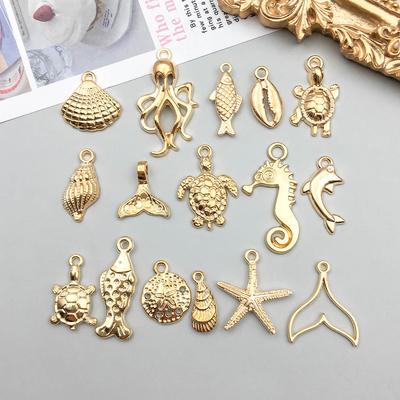 Blandade 16K Guld Havsdjur Hängen: Snäcka, Sjöstjärna, Bläckfisk, Sköldpadda och Snäckskalsberlocker för DIY-smycken.