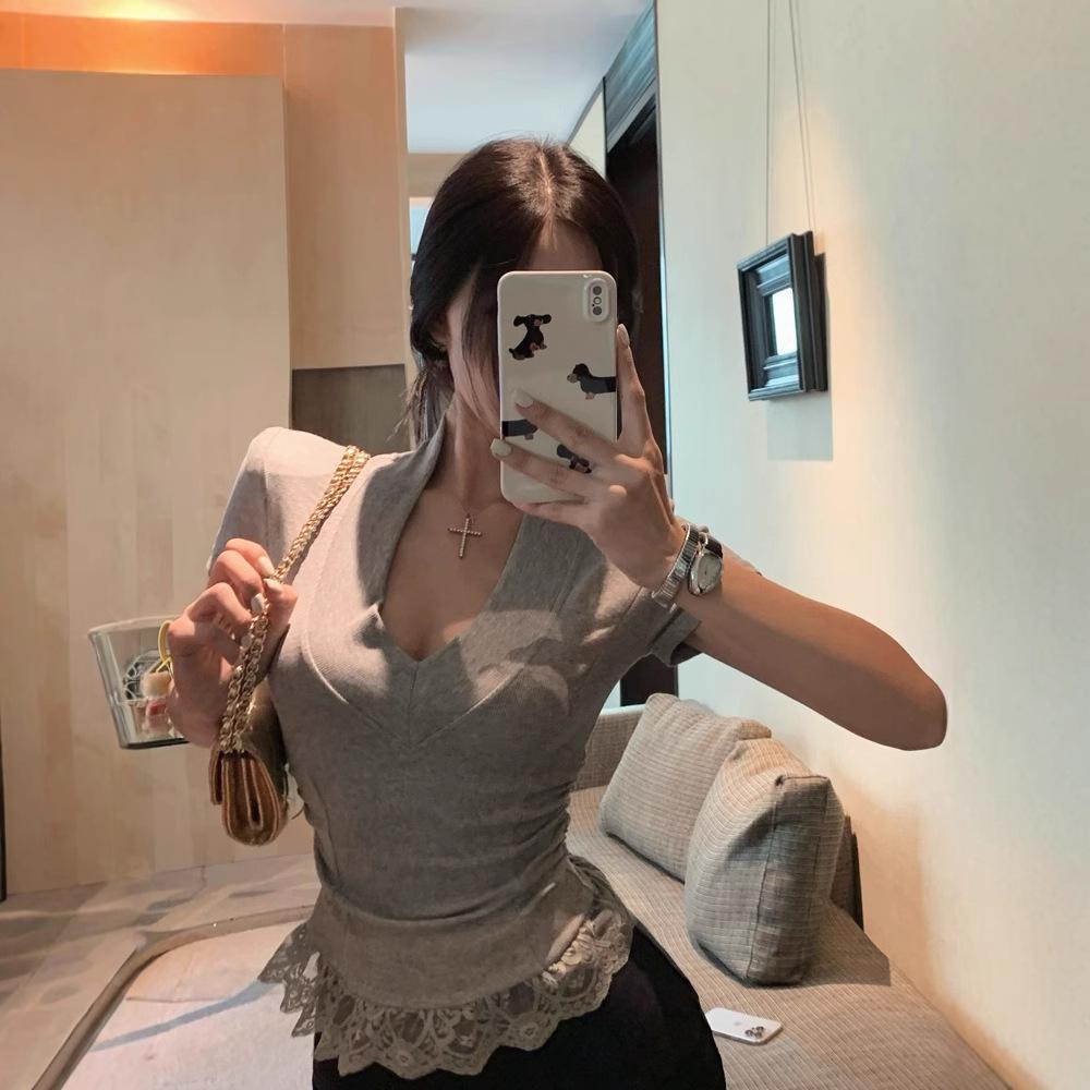 Damen Trendiges V-Ausschnitt T-Shirt: Schulterpolster, Spitzenbesatz, Kurze Ärmel, Figurbetonte Taille, Kurze Länge, Spicy Girl Style