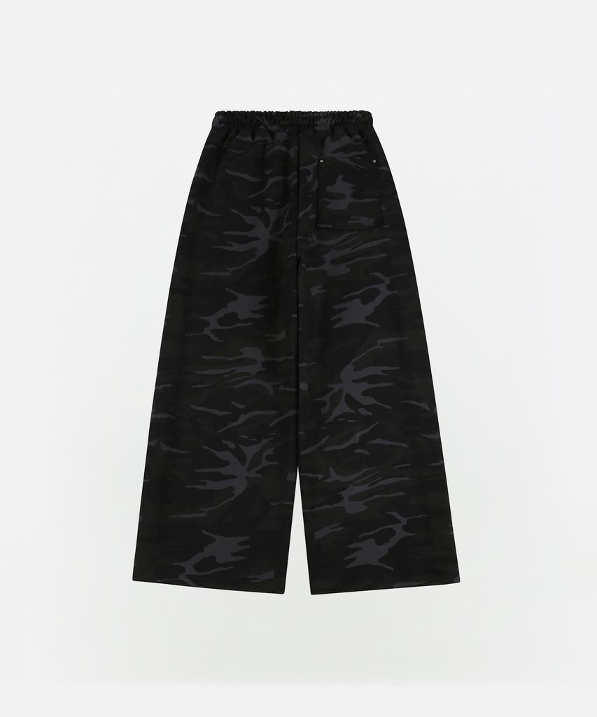 Eobdeulaepeuteu Camo Print Wide Track Pants [Black]