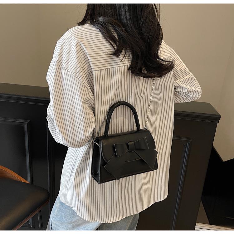 Trendy Texturovaná Crossbody taška s mašlí: Módní a všestranná dámská kabelka pro rok 2025