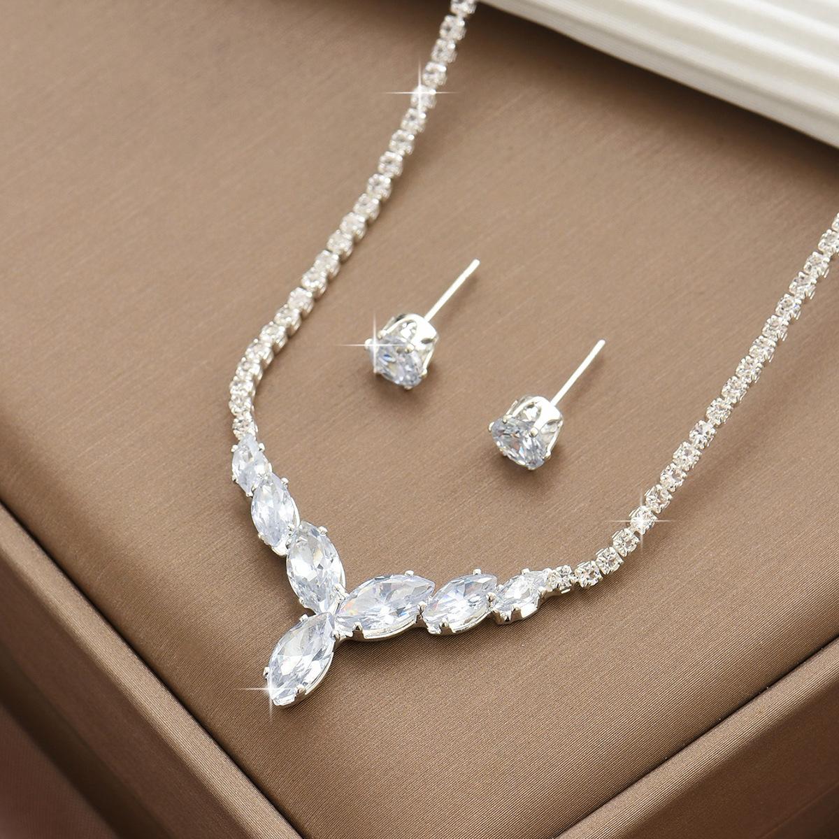 Diamond-Encrusted Rhombus Necklace, Stud Earrings, Fashionable High-End Collarbone Chain, Niche Design, Cold Wind Jewelry Suit, Women