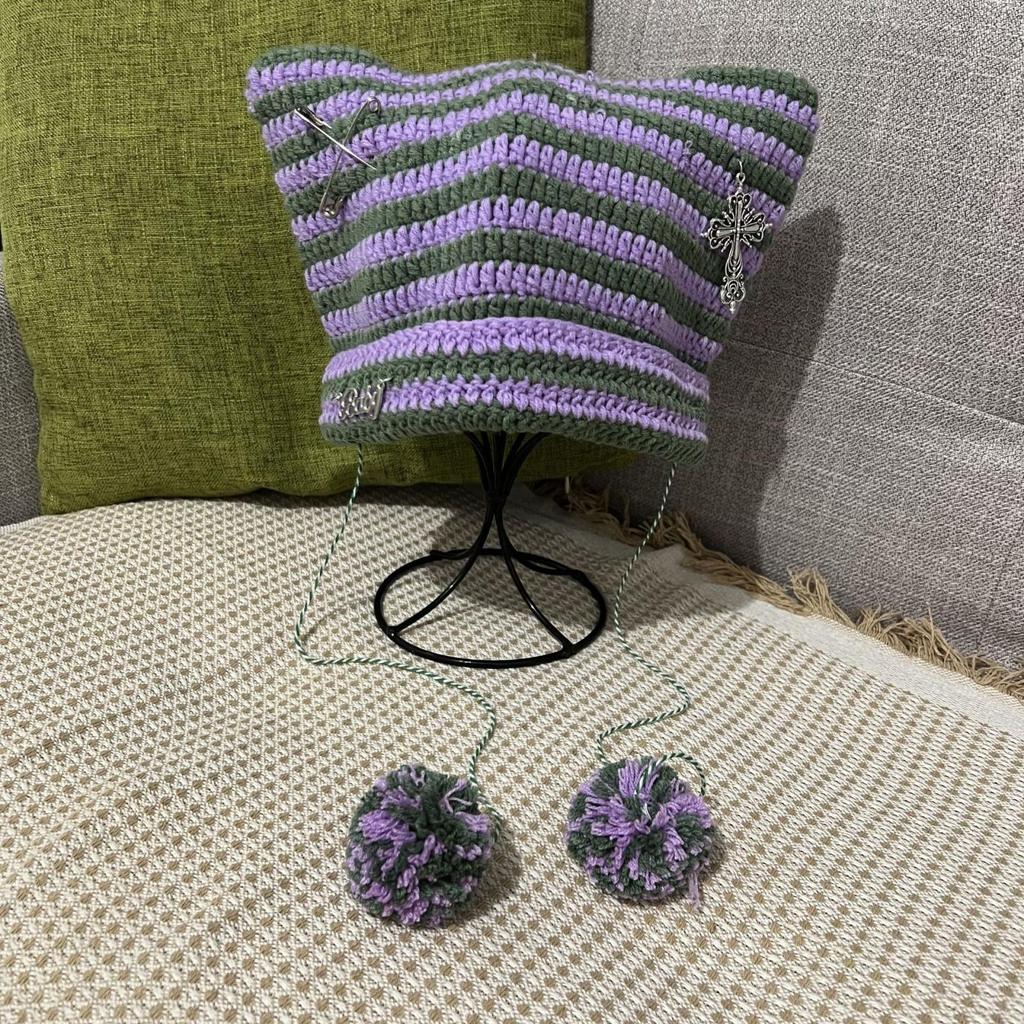 Teufelsgestreifte Strickmütze mit süßen Katzenohren und Kreuzverzierung für Frauen und Mädchen(54-56cm)