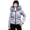Jaqueta feminina de algodão curta casual de inverno com gola de pele grande e rosto engraçado