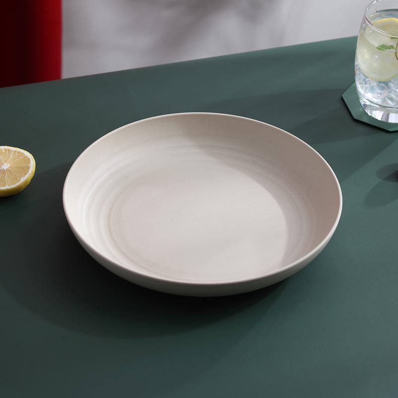 Sada biologicky odbouratelných plastových jídelních talířů odolných vůči vysokým teplotám