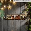 2D Flaches Cowboy-Bar-Thema Aluminium Dekoschild - Rustikale Westen-Themen-Wanddekoration mit einem Bullenschädel als Mittelstück und Vintage-Schriftzug