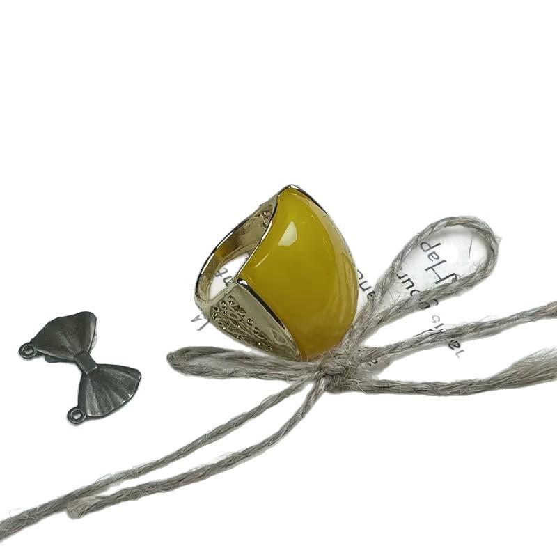 Retro Tang Grass Pattern Amber Beeswax Square Ring - Unisex Chinese Style