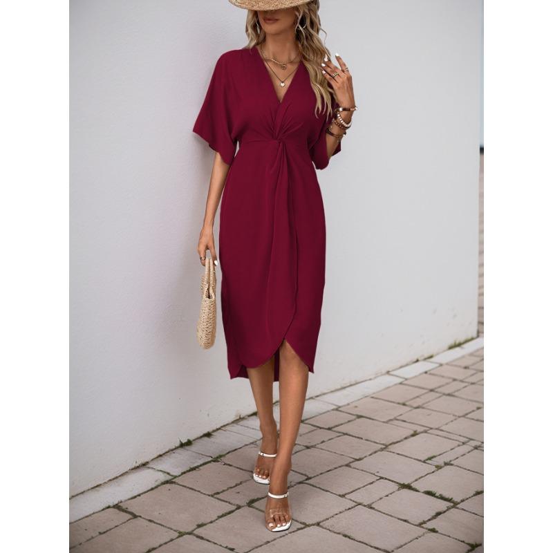 Jednoduché jednobarevné nepravidelné šaty s raglánovými rukávy