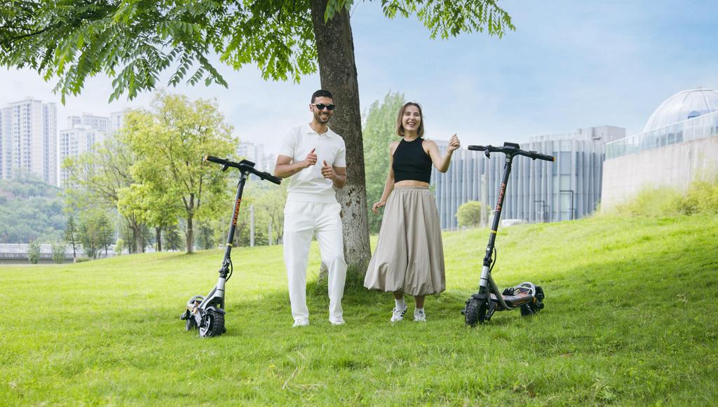 KuKirin A1 Foldable Electric Scooter, 800W Motor with 1000W Peak Power, 45km Range, Dual 140mm Disc Brakes, IPX4 Waterproof, LED Screen