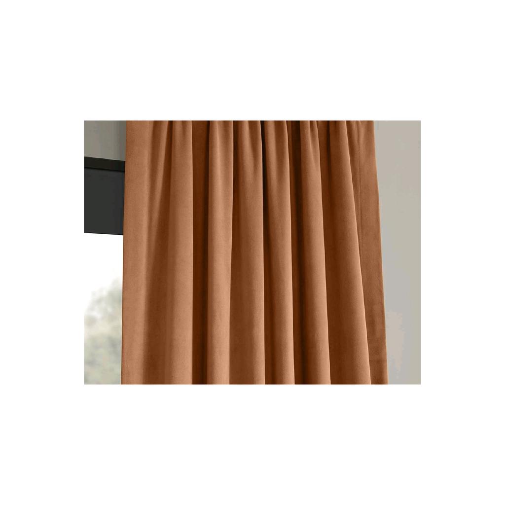 Gebrauchsfertiger, verdunkelnder, plissierter Vorhang