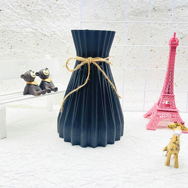 

Contemporary Plastic Vase For Interior Decoration With Durable Material And Elegant Design For Living Room Use чёрный