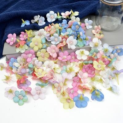 50 Stück/Lose 2cm Mehrfarbiger Gänseblümchen-Blütenkopf Mini Seidenblume Künstliche Blume Kranz Schneidezubehör für Heim- und Hochzeitsdekoration