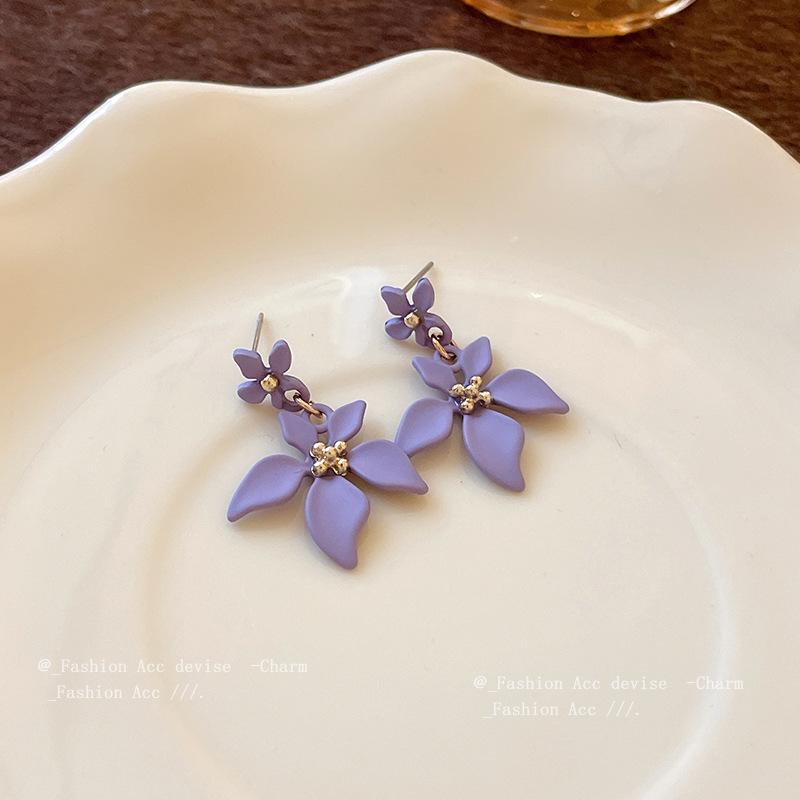 Stříbrné náušnice s přívěskem Květ Dopaminu: Nádherné, všestranné visací šperky s prémiovým vzhledem.