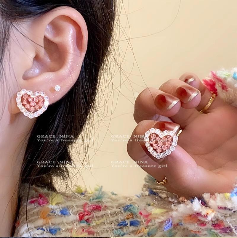 

Изысканные роскошные серьги-пусеты из серебра 925 пробы: Трендовый и универсальный дизайн для женщин 2023