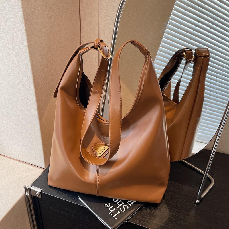 Retro Bag Women's Large-capacity New Versatile Casual Shoulder Messenger Bag Commuter Tote Bag