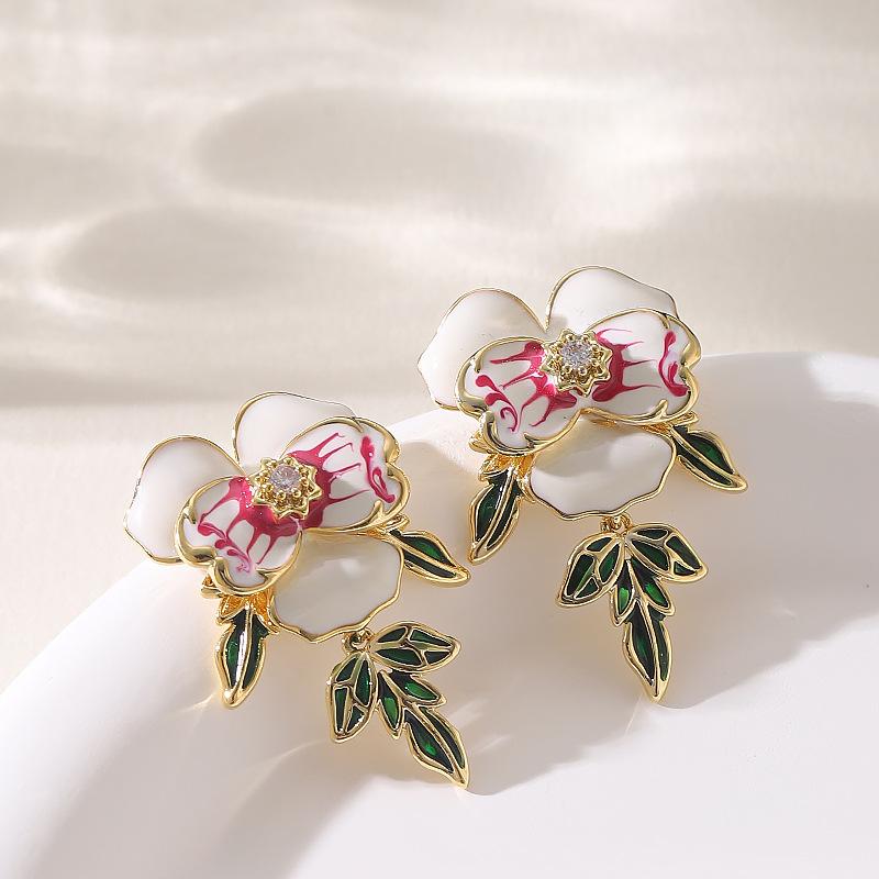 French gentle temperament small fragrant wind dripping oil three-dimensional flower stud earrings light luxury high-end national style niche earrings