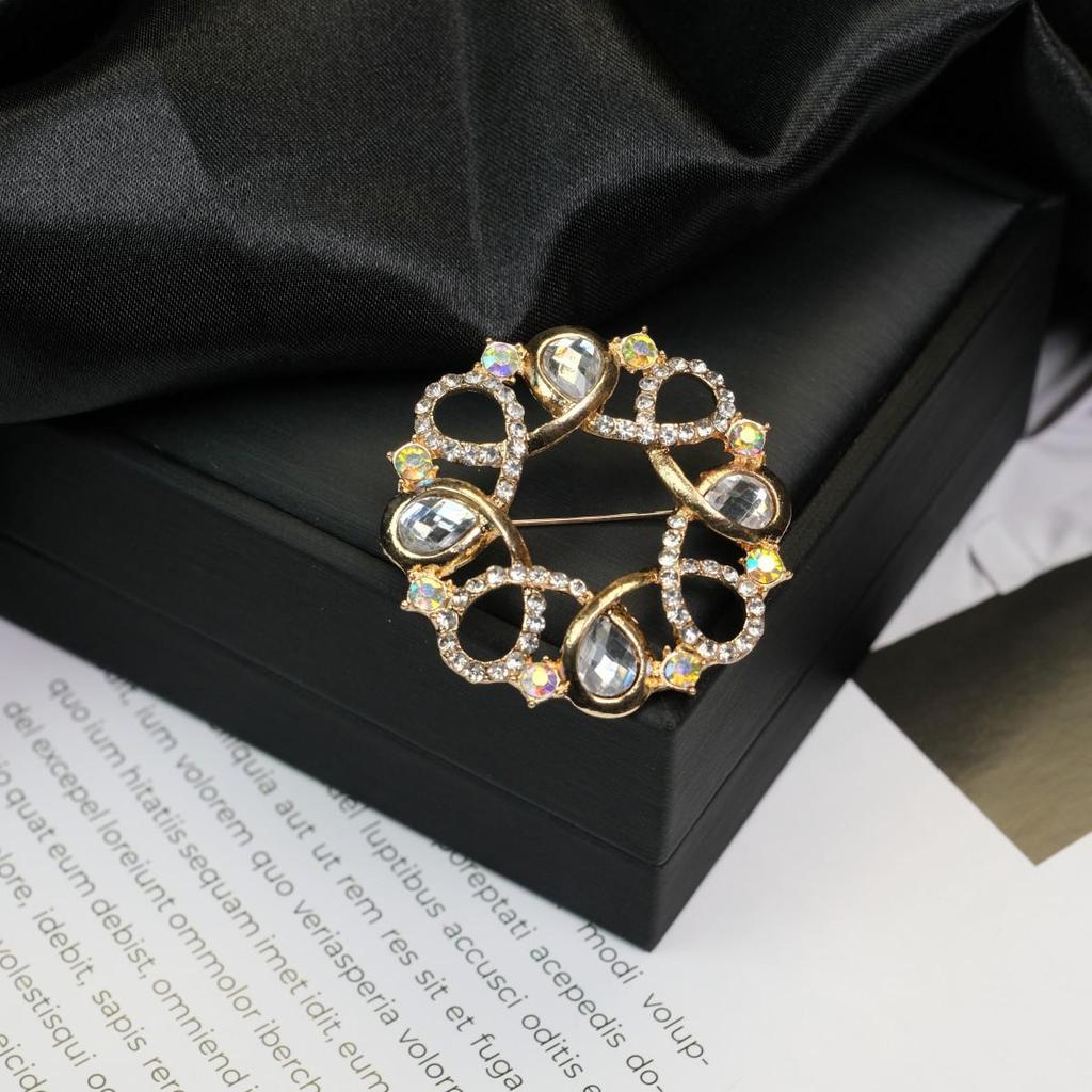 Retro Flower Pearl & Diamond Alloy Brooch Pin