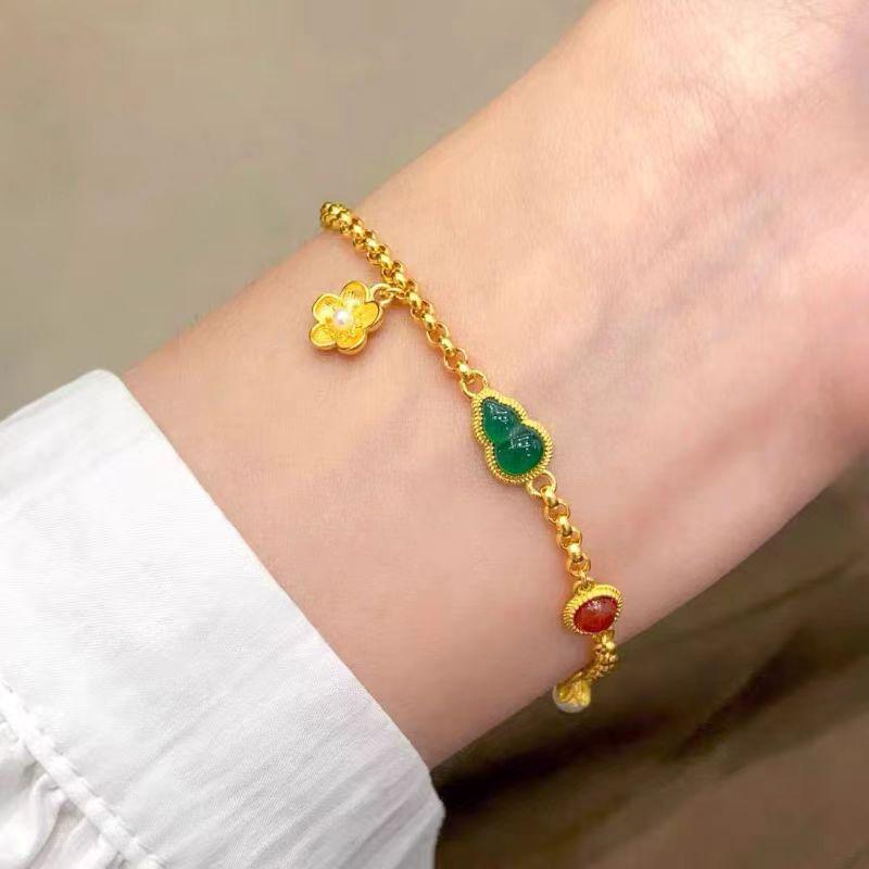 Elegantes chinesisches Gold-Kürbis-Armband mit jadegrünen Symbolen und floralen Details - Schmuckgeschenk für Damen