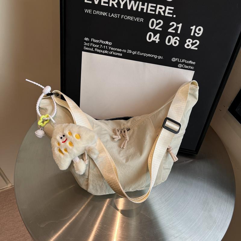 

2025 fashion new casual large-capacity croissant light and simple washed cloth versatile commuter shoulder messenger bag Without pendant белый