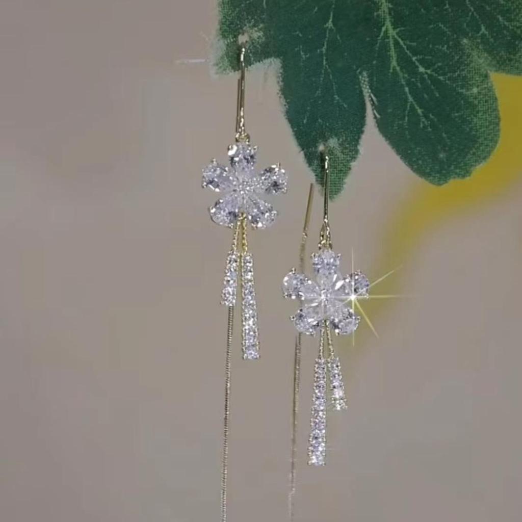 Zirconia Flower Crystal Dangle Earrings: Fashionable Luxury Korean Design with Silver Needle