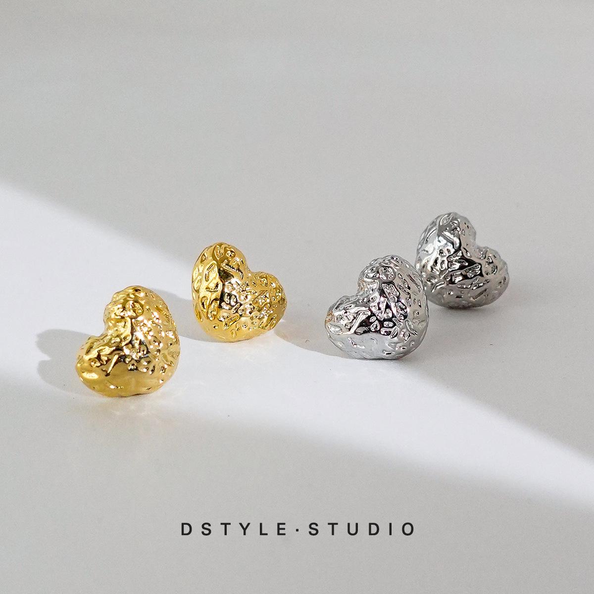 

Korean Minimalist Metal Heart Stud Earrings - Light Luxury Design серебряный