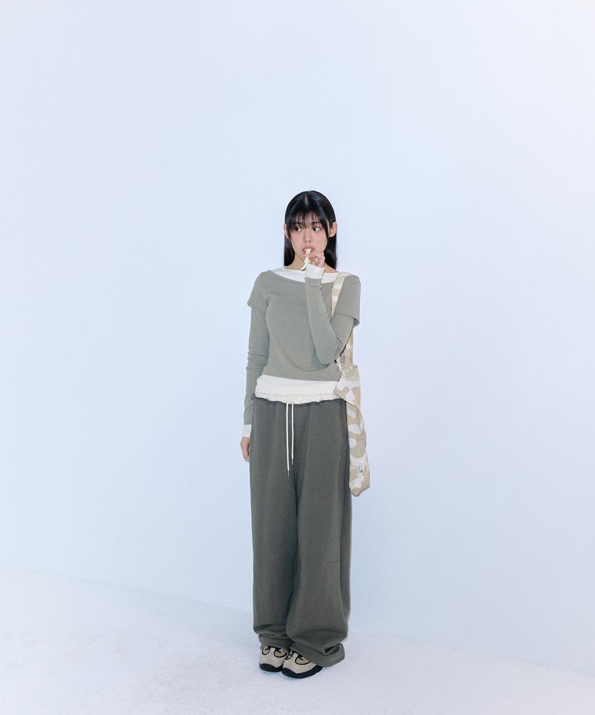 Peulleoti Cut-Line Wide Sweatpants (Khaki)