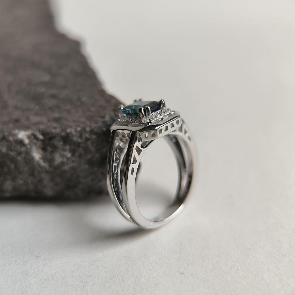 Silberring mit London Blue Topas 1,084ct, Gewicht des Artikels 4,8 g (2195993)
