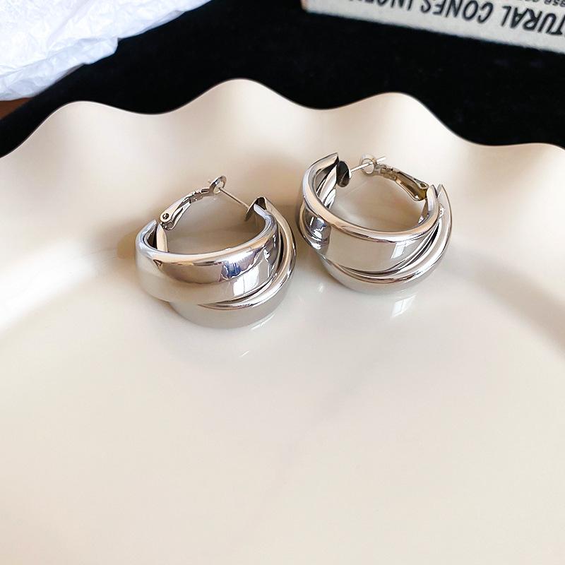 

Double-layer crossed round earrings, metal wind design earrings, cold wind, simple temperament, earrings, earrings.