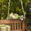 Miniatur-Gartendekoration Kreativer Frosch an einer Schaukel Hängendes Ornament, Niedliches Harz für Außenbäume Schreibtischzubehör Natur Terrasse Balkon, Mikrolandschaft
