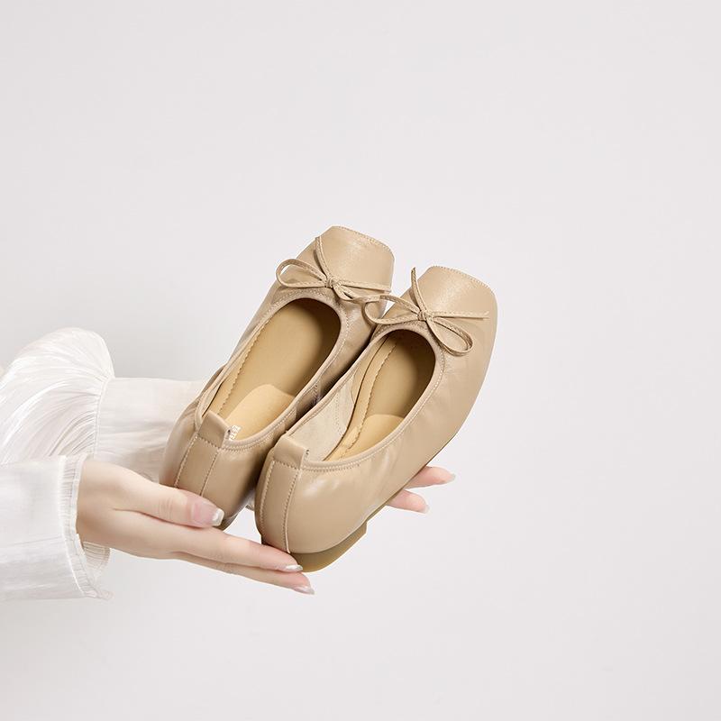 Summer and autumn new comfortable mother shoes soft sheepskin thick heel single shoes square head folds light mouth grandma shoes beige