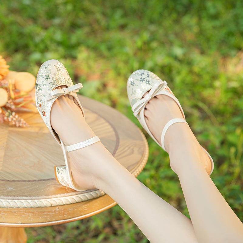 New Chinese embroidered round head sandals for women wearing high heels, thick heels, sheepskin, elastic band slippers summer