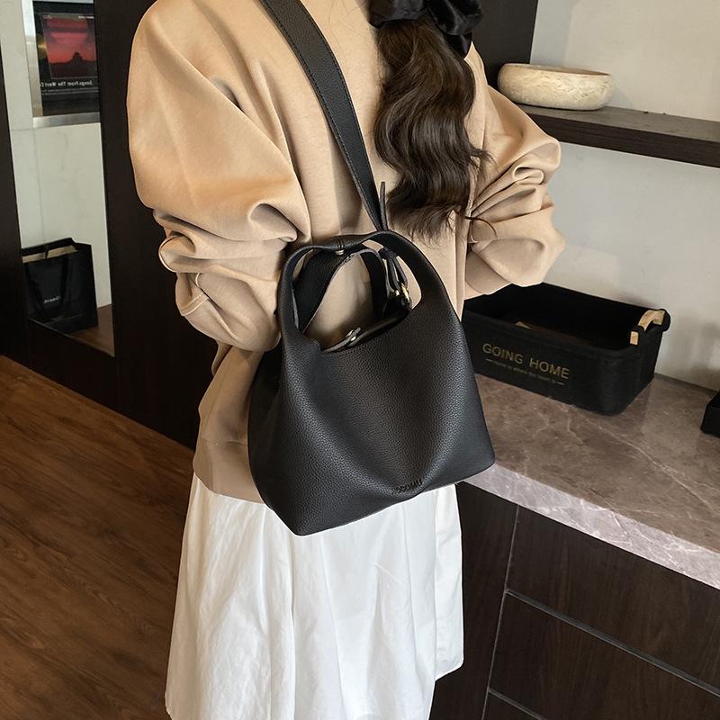 Today's popular portable bucket bag women's new fashion retro shoulder bag daily commuter messenger bag
