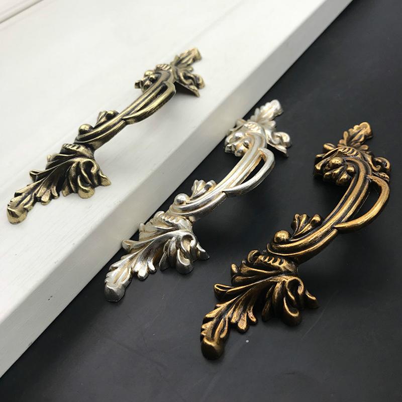 Tragatoare traditionale pentru dulapuri si sertare de birou; Mânere cu balamale vintage pentru mobilier cu aspect antic.