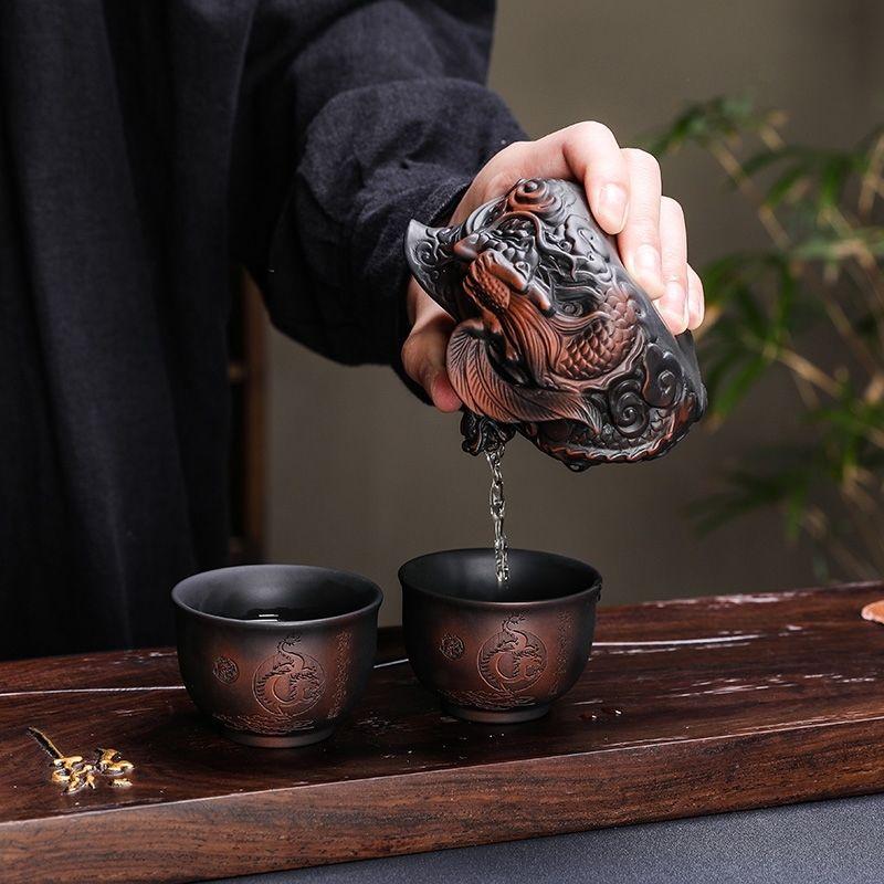 Cerámica púrpura china hecha a mano tallado en relieve dragón volador tetera de agarre manual juego de té de viaje una tetera dos tazas juego de té kung fu